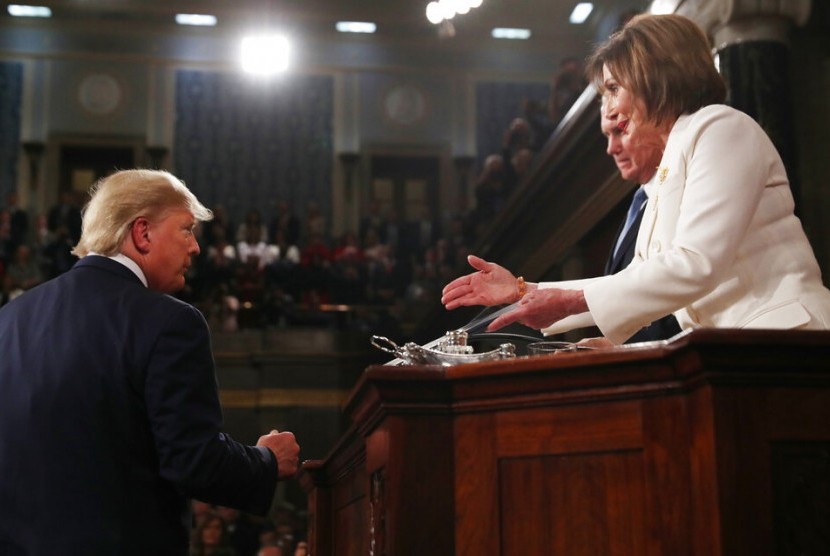 Presiden Trump mengabaikan ajakan jabatan tangan dari Ketua House of Representative Nancy Pelosi di Capitol Hill, Washington, Rabu (5/2).