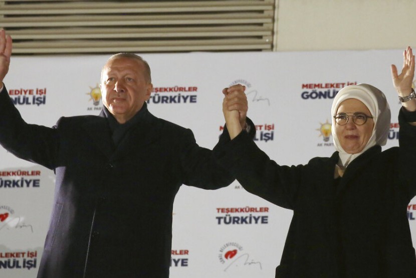 Presiden Turki dan pemimpin Partai AKP Turki Recep Tayyip Erdogan dan istrinya Emine menyapa pendukung usai pengumuman hasil pemilu lokal di Ankara, Turki, Senin (1/4).