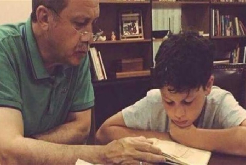 Presiden Turki Recep Tayip Erdogan mengajarkan membaca Alquran kepada cucunya.