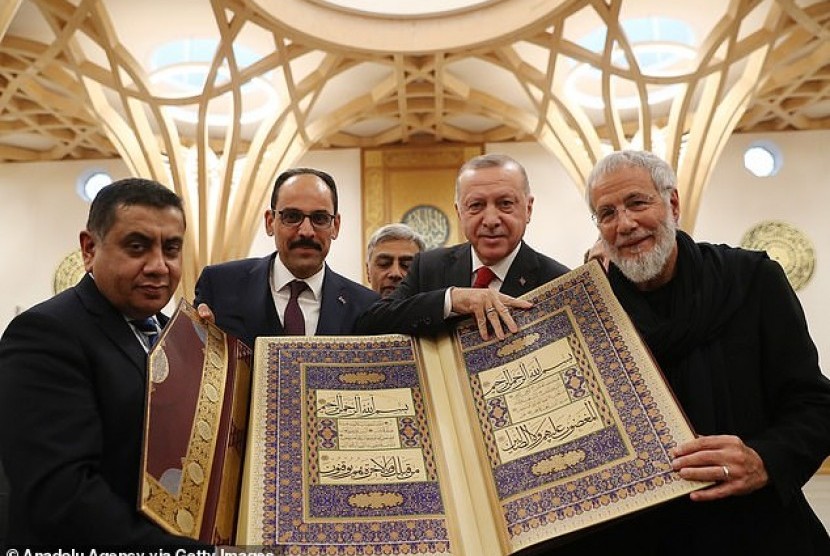 Presiden Turki Recep Tayip Erdogan menghadiri upacara peresmian Masjid Pusat Cambridge, Inggris, pada Kamis (5/12).