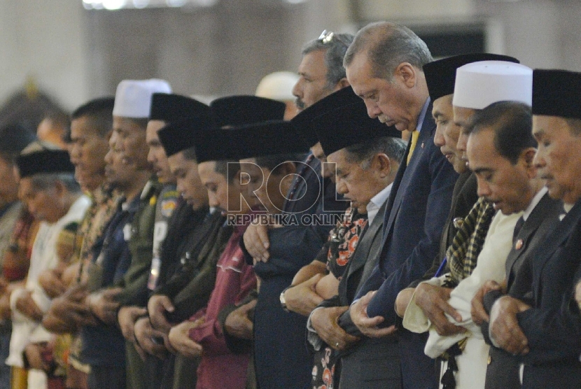  Presiden Turki Recep Tayyep Erdogan bersama Wapres Jusuf Kalla melaksanakan shalat di Masjid Istiqlal, Jakarta, Jumat (31/7).   (Republika/Rakhmawaty La'lang)