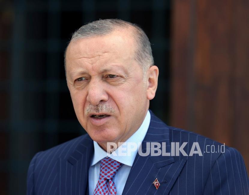 Erdogan Terima Perwakilan Komunitas Muslim Turki di AS. Foto:   Presiden Turki Recep Tayyip Erdogan berbicara kepada media setelah salat Jumat, di Istanbul, Jumat, 20 Agustus 2021. Uni Eropa harus membantu warga Afghanistan baik di dalam Afghanistan maupun di negara-negara tetangga untuk menghindari gelombang migrasi baru, kata Erdogan kepada Kyriakos Yunani. 