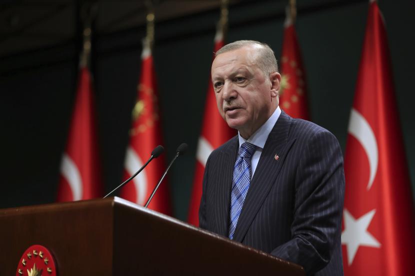 Presiden Turki Recep Tayyip Erdogan berbicara setelah rapat kabinetnya di Ankara, Turki, Senin, 17 Mei 2021.