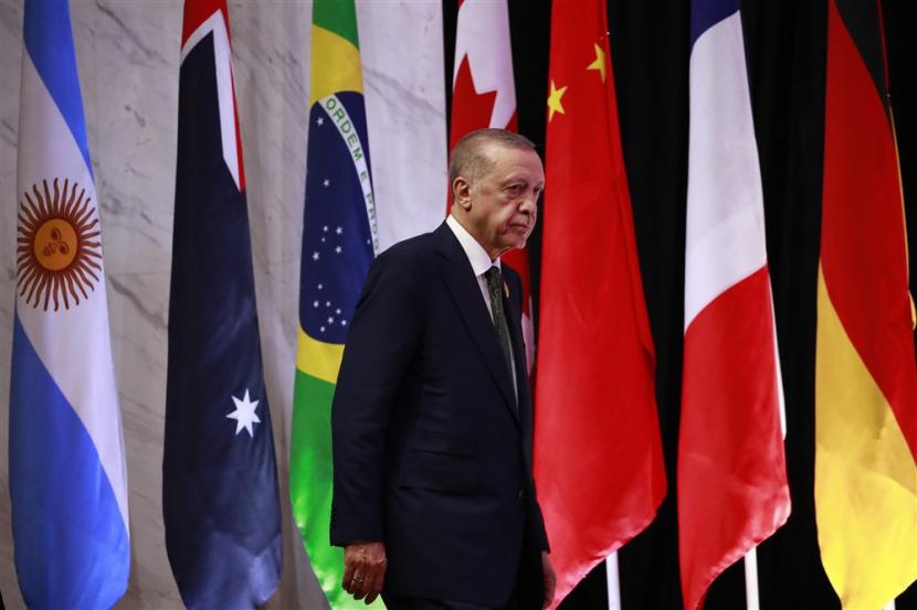  Presiden Turki Recep Tayyip Erdogan berjalan melewati bendera pada awal konferensi pers di sela-sela KTT Pemimpin G20 di Bali, Indonesia, 16 November 2022. Erdogan mengatakan, dia tetap melanjutkan dialog dengan Rusia dan Ukraina guna mengakhiri konflik antara kedua negara tersebut.