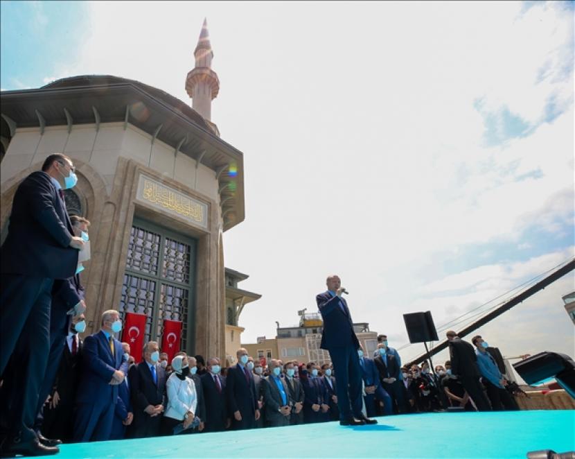 Presiden Turki Recep Tayyip Erdogan berpidato dalam peresmian Masjid Taksim setelah salat Jumat di Istanbul, Turki pada 28 Mei 2021. 