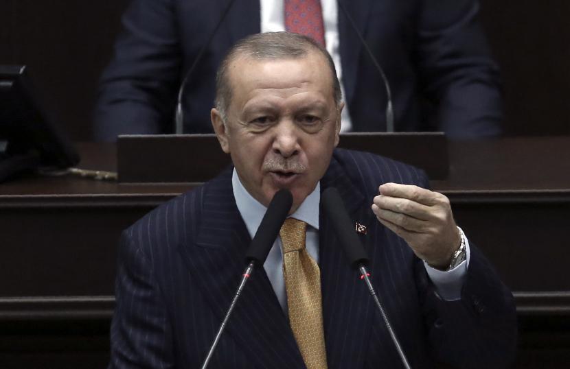  Presiden Turki Recep Tayyip Erdogan berpidato di depan anggota parlemen partai yang berkuasa di parlemen, di Ankara, Turki, Rabu, 28 Oktober 2020.