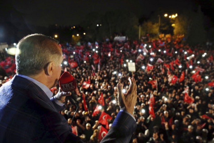 Presiden Turki Recep Tayyip Erdogan berpidato di hadapan pendukungnya setelah hasil tak resmi referendum diumumkan di Istanbul, Ahad, 16 April 2017.