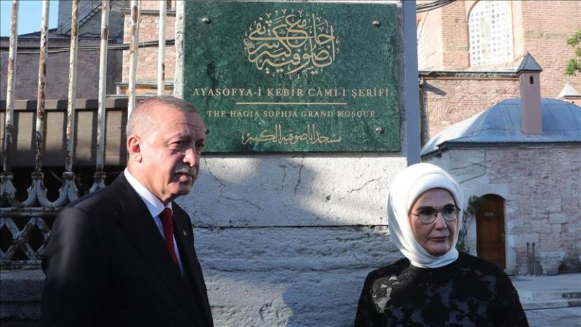 Erdogan Resmikan Papan Nama Baru Masjid Hagia Sophia. Presiden Turki Recep Tayyip Erdogan bersama Ibu Negara Emine Erdogan meresmikan papan nama baru untuk Masjid Hagia Sophia.