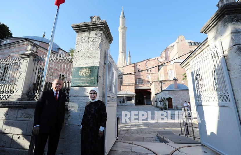 Presiden Turki Recep Tayyip Erdogan bersama Ibu Negara Emine Erdogan meresmikan papan nama baru untuk Masjid Hagia Sophia di distrik bersejarah Sultanahmet di Istanbul, Turki.