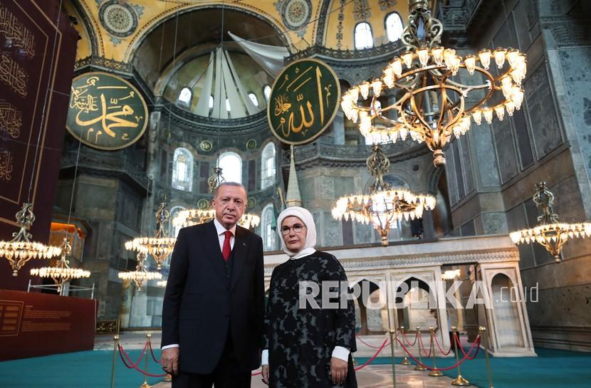 Presiden Turki Recep Tayyip Erdogan bersama Ibu Negara Emine Erdogan ketika mengunjungi Masjid Hagia Sophia  di distrik bersejarah Sultanahmet Istanbul, Turki.