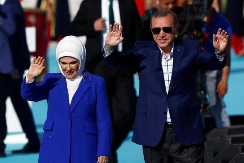 Presiden Turki Recep Tayyip Erdogan bersama istrinya Emine Erdogan di Istanbul, Turki, 29 Mei 2016.