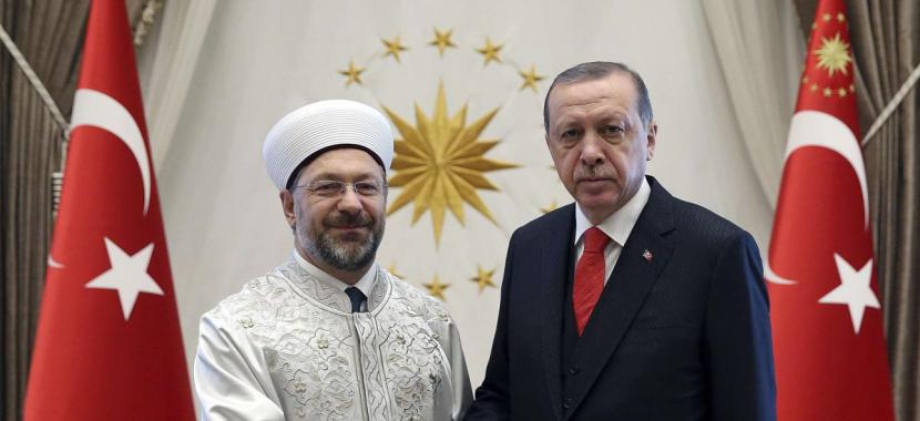 Presiden Turki Recep Tayyip Erdogan bersama ulama terkemuka Ali Erbas. 
