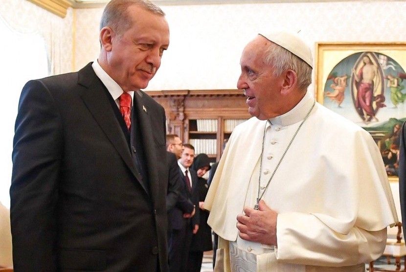 Presiden Turki Recep Tayyip Erdogan bertemu dengan Paus Francis di Vatikan, Senin (5/2).