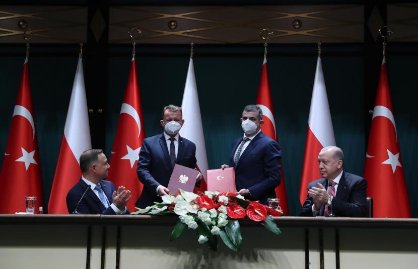 Presiden Turki Recep Tayyip Erdogan bertemu Presiden Polandia Andrzej Duda di Ankara, Senin (24/5).