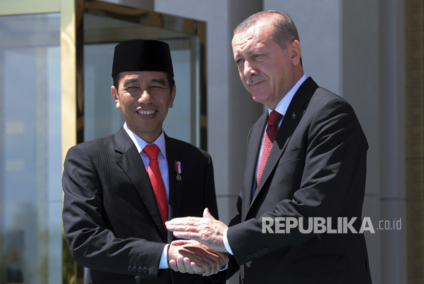 Presiden Turki Recep Tayyip Erdogan dan Presiden Indonesia Joko Widodo berjabat tangan saat upacara penyambutan di istana kepresidenan di Ankara, Turki, Kamis, (6/7). 