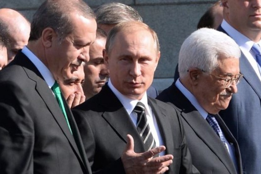 Presiden Turki Recep Tayyip Erdogan dan Presiden Palestina Mahmoud Abbas bersama Presiden Vladimir Putin (tengah) menghadiri peresmian masjid terbesar di Rusia, Rabu (23/9).