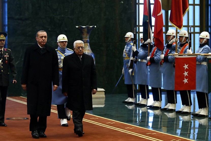 Presiden Turki Recep Tayyip Erdogan dan Presiden Palestina Mahmoud Abbas.
