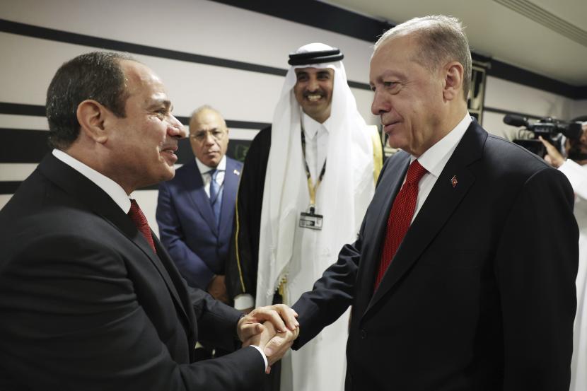  Presiden Turki Recep Tayyip Erdogan (kanan) berjabat tangan dengan Presiden Mesir Abdel Fattah el-Sisi. Arab Saudi menyambut pemulihan hubungan diplomatik antara Turki dan Mesir. 