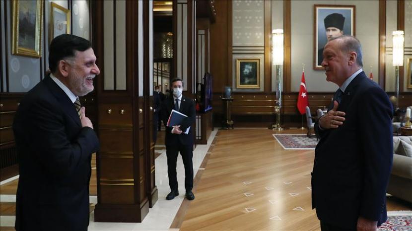 Presiden Turki Recep Tayyip Erdogan (kanan) bertemu dengan Perdana Menteri Libya Fayez al-Sarraj (kiri) di Komplek Kepresidenan Ankara, Turki 4 Juni 2020. (TUR PRESIDENCY/MURAT CETINMUHURDAR - Anadolu Agency)