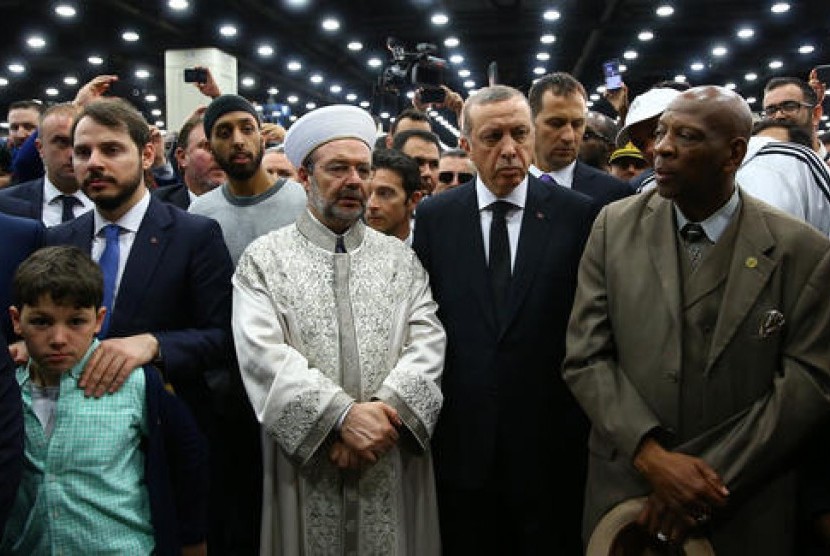 Presiden Turki Recep Tayyip Erdogan (kedua kanan) dan Menteri Agama Turki Mehmet Gomez (kedua kiri) dan Menteri Energi sekaligus menantu Erdogan, Berat Albayrak menghadiri prosesi pemakaman Muhammad Ali, Kamis, 9 Juni 2016.
