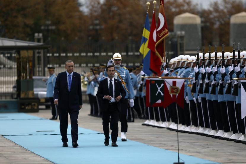  Presiden Turki Recep Tayyip Erdogan (kiri) dan Perdana Menteri Swedia Ulf Kristersson memeriksa penjaga kehormatan militer selama upacara penyambutan di istana presiden di Ankara, Turki, Selasa, 8 November 2022. Kristersson bertemu Erdogan dalam upaya untuk merebut kekuasaan Turki persetujuan atas tawaran negaranya untuk bergabung dengan NATO.