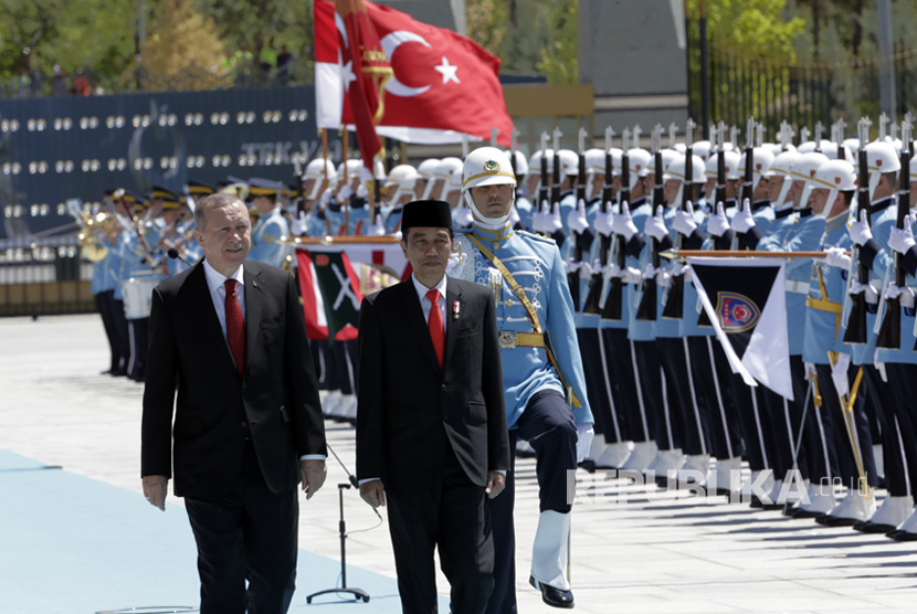 Presiden Turki Recep Tayyip Erdogan dan Presiden Indonesia Joko Widodo memeriksa barisan kehormatan pada upacara penyambutan di istana kepresidenan di Ankara, Turki, Kamis, (6/7).