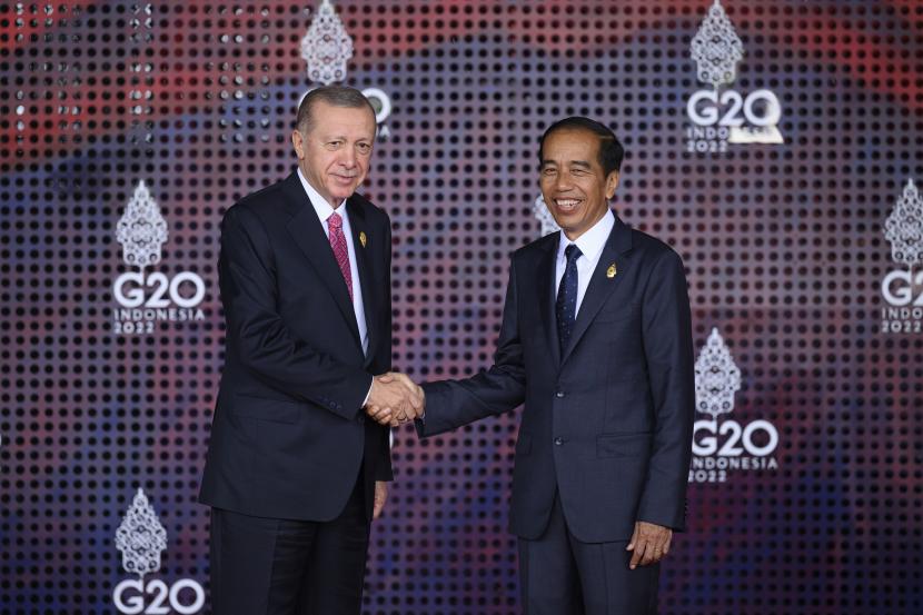  Presiden Turki Recep Tayyip Erdogan (kiri) disambut oleh Presiden Joko Widodo, pada awal KTT G20 Selasa, 15 November 2022, di Nusa Dua, Bali, Indonesia.