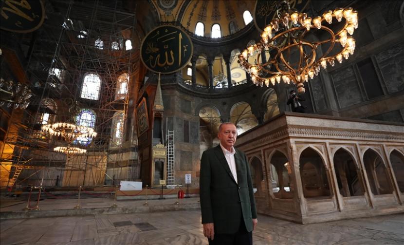 Presiden Turki Recep Tayyip Erdogan memeriksa kesiapan Masjid Hagia Sophia yang akan dibuka pada 24 Juli untuk beribadah setelah 86 tahun, dengan menggelar salat Jumat di Istanbul, Turk pada 19 Juli 2020. 