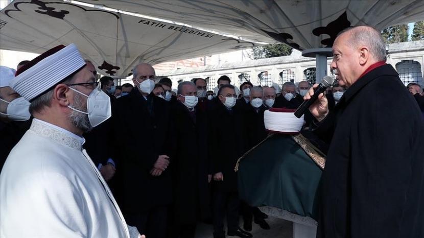 Erdogan Ungkap Kesedihan atas Wafatnya Ulama Terkemuka Turki. Presiden Turki Recep Tayyip Erdogan menghadiri upacara pemakaman seorang ulama terkemuka Turki, Muhammad Emin Sarac di Masjid Fatih di Istanbul, Ahad (21/2).