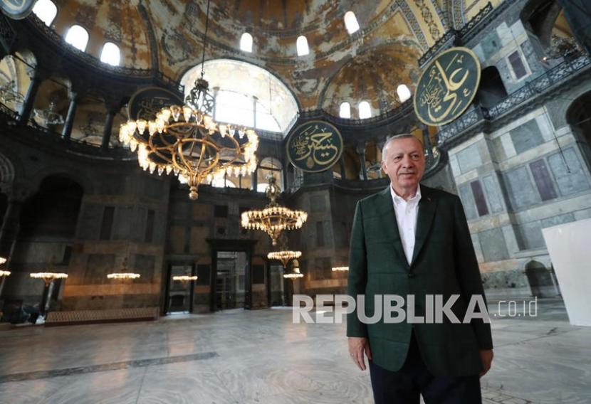 Erdogan disebut-sebut pantas menyandang gelar Salahuddin Baru.  Presiden Turki Recep Tayyip Erdogan mengunjungi Masjid Hagia Sophia.