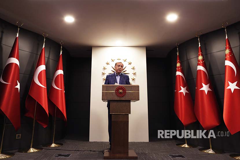 Presiden Turki Recep Tayyip Erdogan menyampaikan pidato terkait pelaksanaan referendum Turki di Istanbul (16/4)