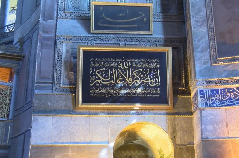 Erdogan Sumbang Kaligrafi untuk Masjid Hagia Sophia. Presiden Turki Recep Tayyip Erdogan menyumbangkan kaligrafi untuk Masjid Agung Hagia Sophia di Istanbul, 8 Desember 2020.