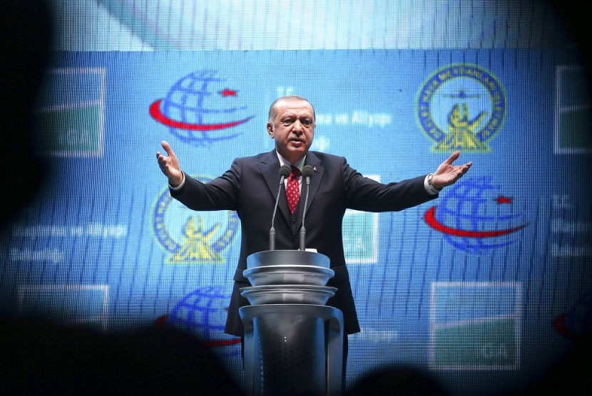 Presiden Turki Recep Tayyip Erdogan saat meresmikan bandara baru di Turki, Senin (29/10).