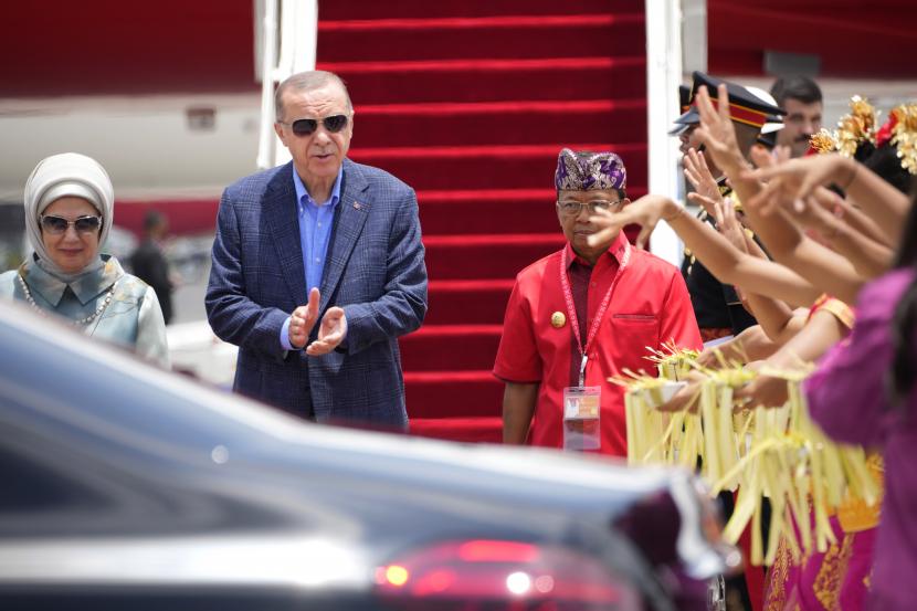  Sejumlah Pemimpin Tiba di Bali Hadiri KTT G20. Foto:   Presiden Turki Recep Tayyip Erdogan, tengah, dan istrinya Emine, kiri, turun dari pesawat setibanya di Bandara Internasional Ngurah Rai menjelang KTT G20 di Bali, Indonesia, Senin, 14 November 2022. 