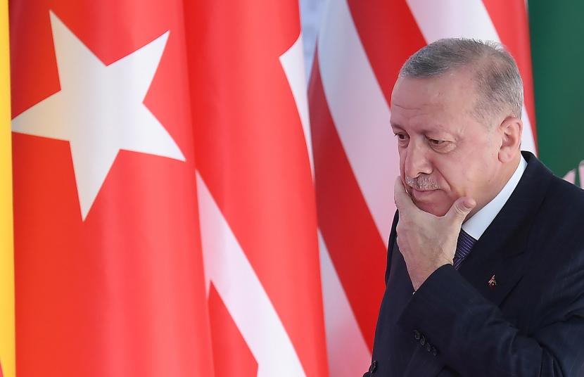 Presiden Turki Recep Tayyip Erdogan tiba untuk menghadiri KTT Pemimpin G20 di Pusat Kongres La Nuvola di Roma, Italia, 30 Oktober 2021. Presiden Jokowi menantikan kedatangan Erdogan sekitar Januari atau Februari 2022.
