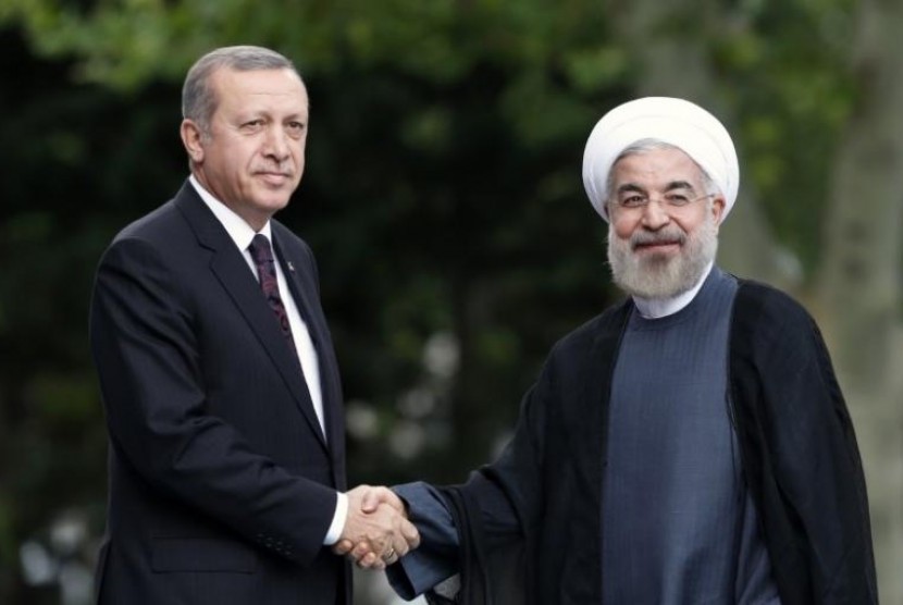 Presiden Turki Tayyip Erdogan (kiri) dan Presiden Iran Hassan Rouhani.