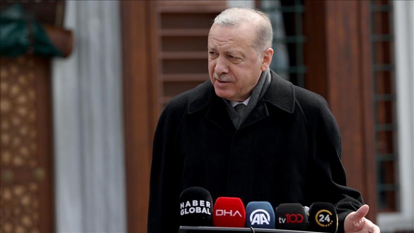Presiden Turki Recep Tayyip Erdogan berbicara kepada wartawan setelah melakukan salat Jumat di Masjid Kerem Aydinlar di distrik Uskudar, Istanbul, Turki, pada 16 April 2021.