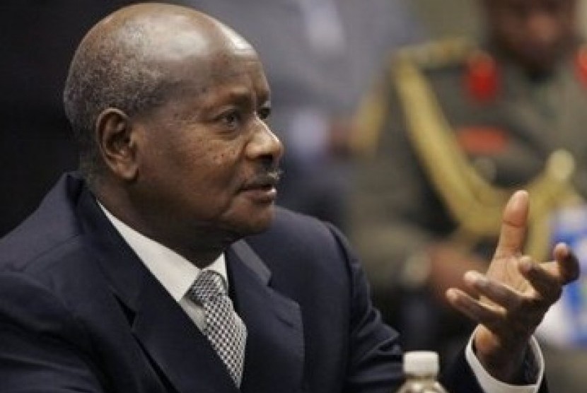 Presiden Uganda Yoweri Museveni menandatangani salah satu undang-undang anti-LGBT terberat di dunia, yang mencakup hukuman mati untuk homoseksual.