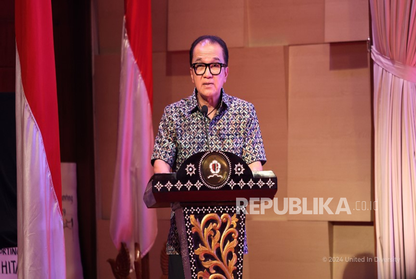  Presiden UID Tantowi Yahya saat peluncuran buku peluncuran buku Intisari Teori U.