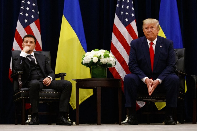 Presiden Ukraina Volodymyr Zelenskiy (kiri) bertemua dengan Presiden AS Donald Trump di Hotel InterContinental Barclay New York di sela Sidang Umum PBB di New York, AS, Rabu (25/9)