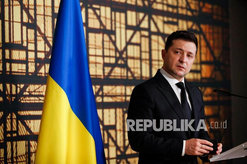 Presiden Ukraina Volodymyr Zelenskyy. Zelenskyy menyatakan, bantuan dari Batat tidak gratis. 
