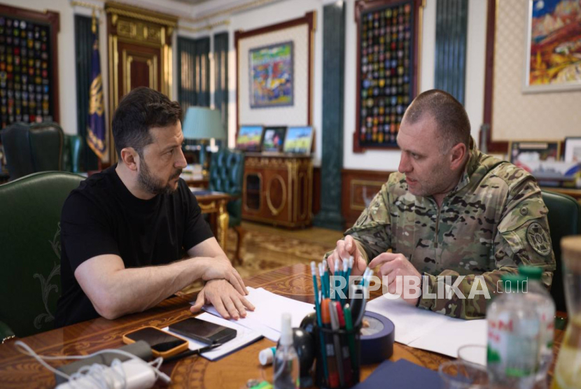 Presiden Ukraina Volodymyr Zelensky (kiri) bersama Kepala Dinas Keamanan Ukraina (SBU) Vasyl Malyuk.