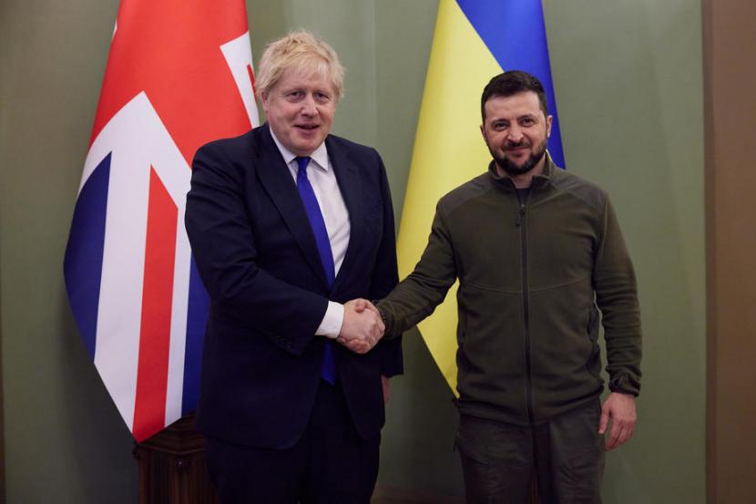 Presiden Ukraina Volodymyr Zelensky PM Inggris Boris Johnson bertemu di Kiev, Ukraina, Sabtu 9 April 2022. Kunjungan Johnson adalah bentuk dukungan bagi Ukraina setelah serangan misil Rusia membunuh banyak orang di jalur stasiun di Ukraina bagian timur. 