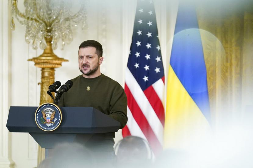 Presiden Ukraina Volodymyr Zelenskyy berbicara dalam konferensi pers dengan Presiden Joe Biden di Ruang Timur Gedung Putih di Washington, Rabu, 21 Desember 2022.
