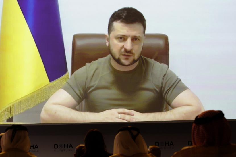 Presiden Ukraina Volodymyr Zelenskyy berbicara melalui panggilan video ke Forum Doha di Doha, Qatar, Sabtu, 26 Maret 2022. Dalam pidato video larut malam pada Sabtu (26/3/2022), Zelensky tampak kesal dengan belum tibanya bantuan persenjataan dari negara-negara barat.