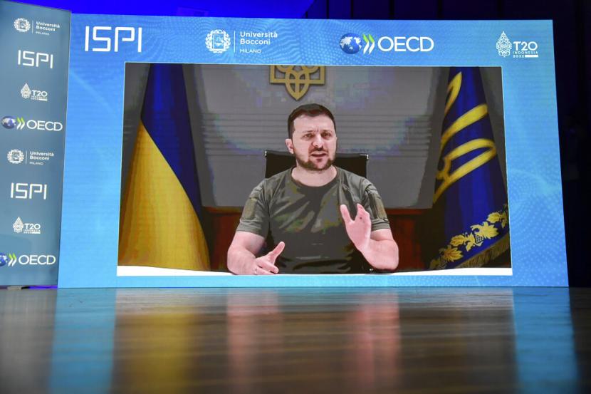Presiden Ukraina Volodymyr Zelenskyy berbicara melalui video pada pertemuan Forum Kebijakan Global di Universitas Bocconi, di Milan, Italia, Senin, 20 Juni 2022.