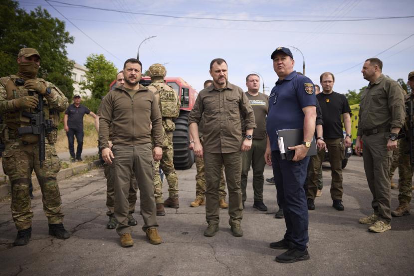 Presiden Ukraina, Volodymyr Zelenskyy pada Kamis (8/6/2023) tiba di Kherson untuk melihat dampak jebolnya Bendungan Kakhovka.