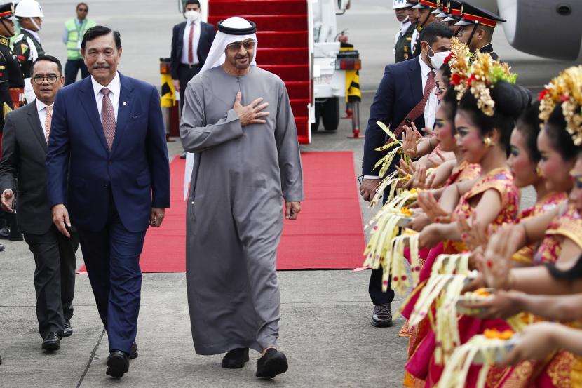  Presiden Uni Emirat Arab Sheikh Mohammed bin Zayed Al-Nahyan (tengah) memberi isyarat kepada para penari saat ia berjalan dengan Menteri Koordinator Bidang Kemaritiman dan Investasi Luhut Binsar Panjaitan, setibanya di Bandara Internasional Ngurah Rai menjelang KTT G20 di Bali, Senin, 14 November 2022.