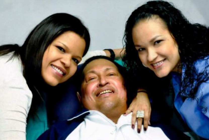 Presiden Venezuela Hugo Chavez didampingi oleh kedua putrinya. Chavez saat pemulihan dari operasi kanker di Havana, Kuba.  