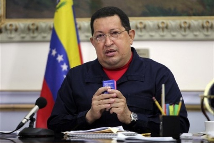 Presiden Venezuela Hugo Chavez saat berpidato di televisi dari Istana Presiden  Miraflores, Caracas, Sabtu (7/4). 